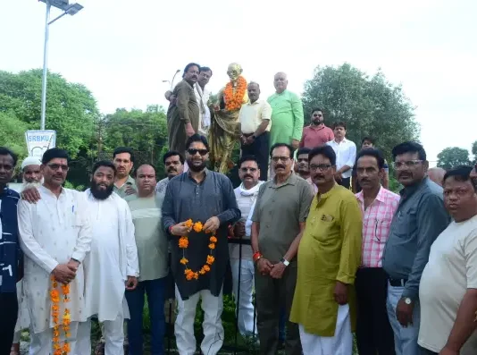 #Jhansi डांडी यात्रा पार्क में बापू की प्रतिमा से छेड़छाड़ पर भड़के कांग्रेसी धरने पर बैठे