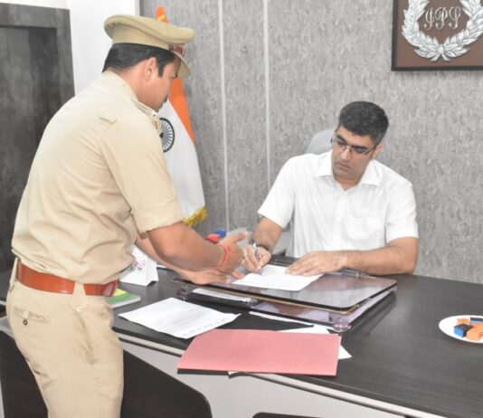 नवागंतुक पुलिस महानिरीक्षक झांसी परिक्षेत्र आकाश कुलहरि द्वारा पदभार ग्रहण