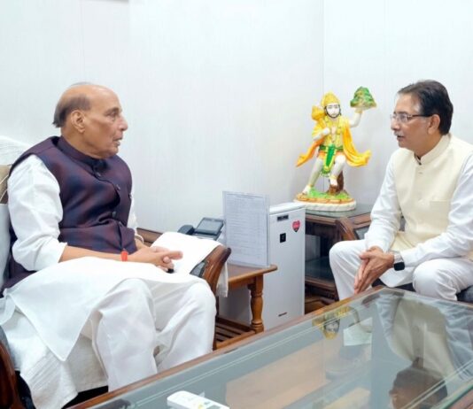 बुंदेलखंड के औद्योगिक व रक्षा विकास पर सांसद अनुराग शर्मा और रक्षा मंत्री राजनाथ सिंह के बीच हुई  चर्चा