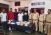 पिट्ठू बैग में थाणे से उड़ाए 80 लाख रुपए रुपए सहित ट्रेन में पकड़ा गया