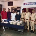 पिट्ठू बैग में थाणे से उड़ाए 80 लाख रुपए रुपए सहित ट्रेन में पकड़ा गया