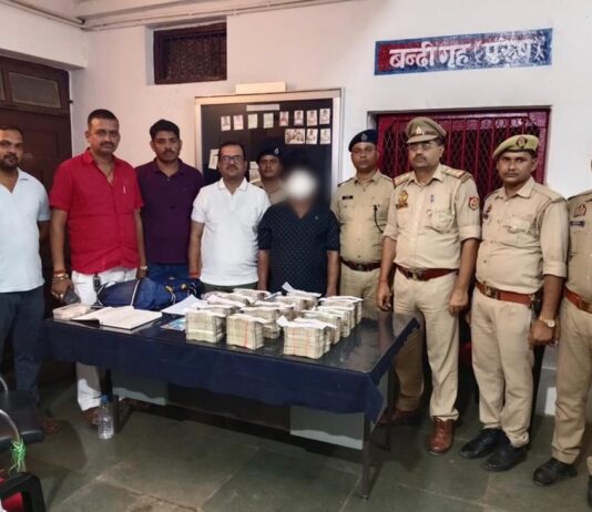पिट्ठू बैग में थाणे से उड़ाए 80 लाख रुपए रुपए सहित ट्रेन में पकड़ा गया