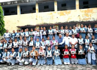 #Jhansi बीबीसी में छात्र छात्राओं को 268 टेबलेट वितरित