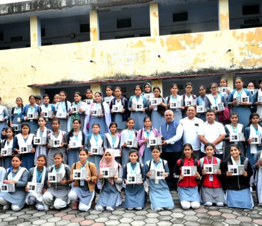 #Jhansi बीबीसी में छात्र छात्राओं को 268 टेबलेट वितरित
