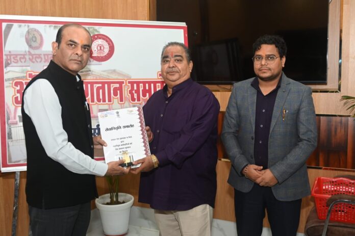 NEWS 2 मंडल रेल प्रबंधक से अंतिम भुगत...्र प्राप्त करते हुकुम सिंह चौहान मुख्य टिकट निरीक्षक