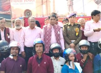 “प्रयास सभी के लिए” द्वारा हेलमेट वितरण