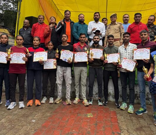 #Jhansi लोह पुरुष को समर्पित रही मिनी मैराथन