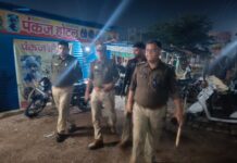 सार्वजनिक जगहों पर पीने वालों की धरपकड से अफरातफरी, 11 पकडे