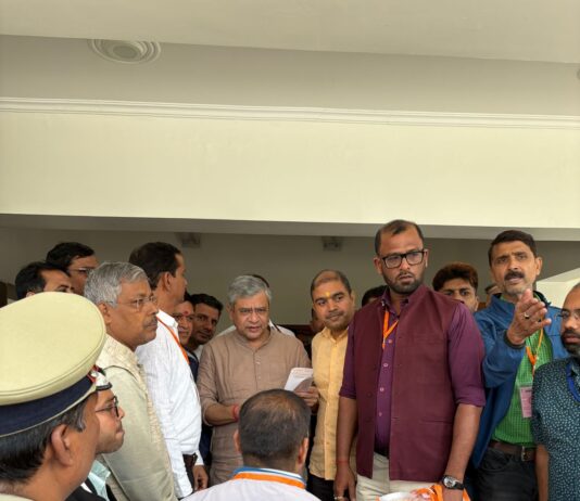 डीएलडब्ल्यू मजदूर संघ के कार्यकर्ताओं से मिले रेल मंत्री अश्वनी वैष्णव