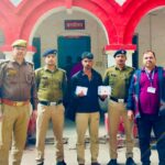 ट्रेन यात्रियों का माल उडाने वाला शातिर चोरी के दो मोबाइल सहित धरा गया