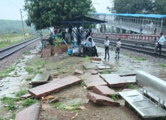 दो वर्ष से बंद है धौर्रा स्टेशन पर PF 2 एवं 3 को हाई लेवल निर्माण कार्य