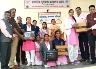 सड़क सुरक्षा माह : प्रयास सभी के लिए ने किया जागरुक, बांटे हेलमेट