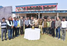 डीआरएम ने ट्रॉफी से पर्दा उठाकर किया क्रिकेट महाकुंभ का उद्घाटन