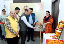 बिरसा मुंडा जयंती पर विशेष प्रदर्शनी बनी स्कूली बच्चों के लिए आकर्षण का केंद्र