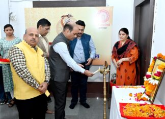 बिरसा मुंडा जयंती पर विशेष प्रदर्शनी बनी स्कूली बच्चों के लिए आकर्षण का केंद्र