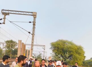 डीआरएम द्वारा गढ़मऊ रेलवे स्टेशन व गुड्स शेड का निरीक्षण