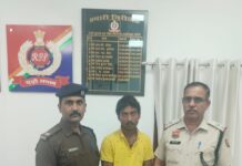 आरपीएफ ने ट्रेन से नावालिग को भगा कर ले जा रहे आरोपी को झांसी में पकडा