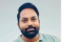 क्रिकेट की पिच पर LIC अधिकारी बाॅलिंग करते मैदान पर गिरे फिर उठ ना सके