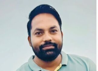 क्रिकेट की पिच पर LIC अधिकारी बाॅलिंग करते मैदान पर गिरे फिर उठ ना सके