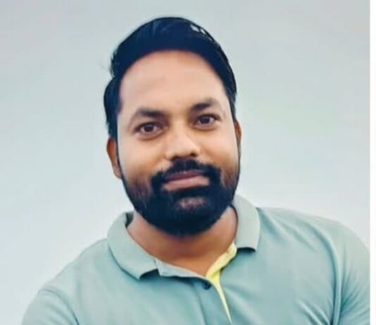 क्रिकेट की पिच पर LIC अधिकारी बाॅलिंग करते मैदान पर गिरे फिर उठ ना सके