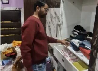 एक ही रात में कालोनी के तीन घरों के ताले तोड़कर लाखों की चोरी