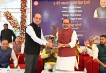 बुन्देलखण्ड में ढोल नगाड़ों की थाप पर पुष्प वर्षा के बीच हुआ नई वंदे भारत एक्सप्रेस का भव्य स्वागत