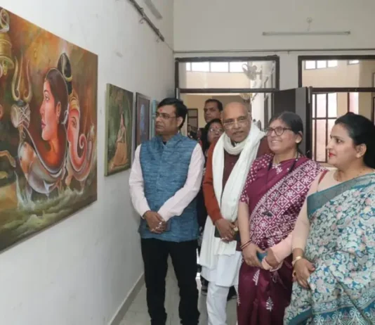 “आर्ट एग्ज़िबिशन” के चित्र कलाकारों की जीवंत अभिव्यक्ति