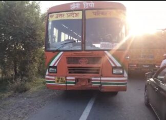 #Jhansi #हाईवे पर बस ने मजदूरों को रौंदा, महिला की मौत, तीन घायल