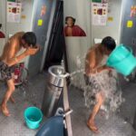 रील के चक्कर में ट्रेन के कोच में बाल्टी में पानी भर नहाया युवक