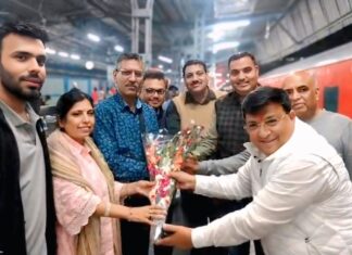 चक्रवात ‘दित्वाह’ के कहर से श्रीलंका से सुरक्षित लौटे व्यापारी दंपति का गर्मजोशी से स्वागत