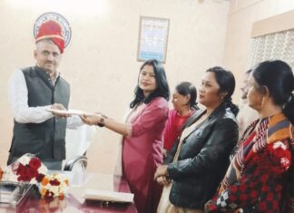 #Jhansi शिक्षिकाओं द्वारा एडी बेसिक को तलवार व पगड़ी भेंट