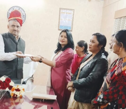 #Jhansi शिक्षिकाओं द्वारा एडी बेसिक को तलवार व पगड़ी भेंट