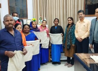 कपड़े के थैले वितरित कर पर्यावरण संरक्षण हेतु प्रेरित किया