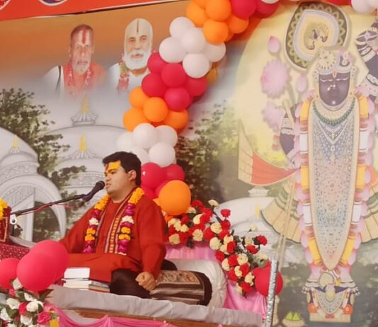 श्रीकृष्ण की बाल लीलाओं की कथा सुन मंत्रमुग्ध हुये श्रोता