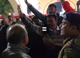 TRS के कर्मचारियों के प्रमोशन के मुद्दे पर APO/TRS के दुर्व्यवहार पर प्रदर्शन