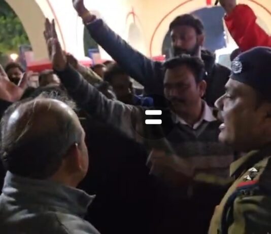 TRS के कर्मचारियों के प्रमोशन के मुद्दे पर APO/TRS के दुर्व्यवहार पर प्रदर्शन