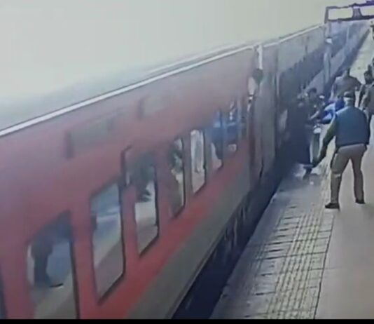 “ऑपरेशन जीवन रक्षा” : आरपीएफ निरीक्षक ने महिला यात्री की जान बचाई