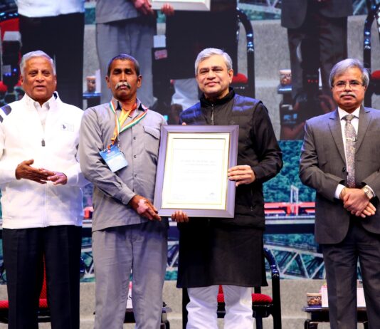 झांसी रेल मंडल के ट्रैक मेंटेनर पर्वत अति विशिष्ट रेल सेवा पुरस्कार से सम्मानित