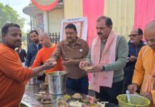 #Jhansi इस्कॉन द्वारा भव्य खिचड़ी वितरण एवं संकीर्तन आयोजन