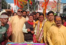 बबीना में भव्य शोभायात्रा के साथ ढाई किलो चांदी के वर्क के कपाट मंदिर को अर्पित