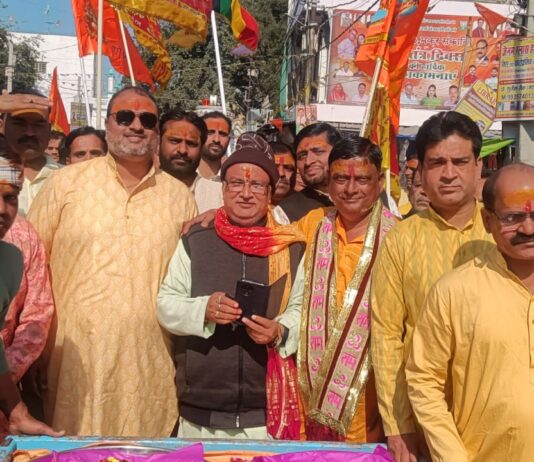 बबीना में भव्य शोभायात्रा के साथ ढाई किलो चांदी के वर्क के कपाट मंदिर को अर्पित