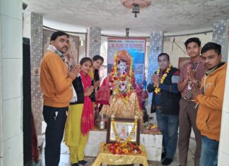 मां सरस्वती का अभिषेक, हवन, पूजन किया