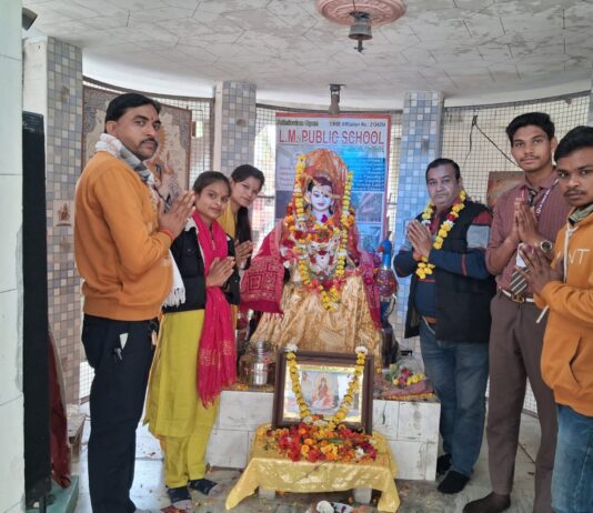 मां सरस्वती का अभिषेक, हवन, पूजन किया