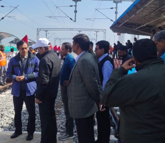 सीआरएस द्वारा आमान परिवर्तित ब्रॉड गेज लाइन पर सबलगढ़-विजयपुर रोड हाल्ट स्टेशन रेलखंड का निरीक्षण