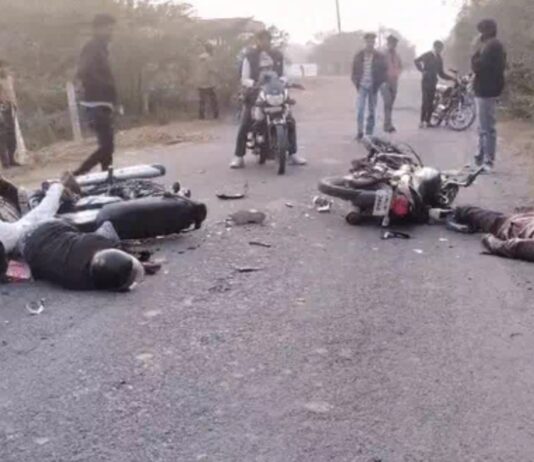 #Jhansi दो बाइक की आमने-सामने भिड़ंत में #BSF जवान सहित दो की मौत