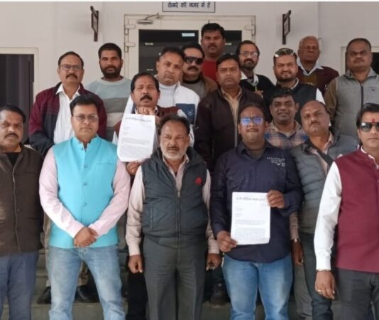 पत्रकारों ने कहा – अवैध चुनावी चौपालें फैला रहीं वैमनस्य, रोक लगाये प्रशासन