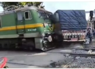 रेलवे क्रॉसिंग पर ट्रेन की टक्कर से ट्रक पलटा, यात्री बाल-बाल बचे