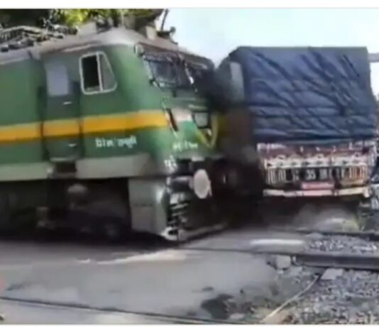 रेलवे क्रॉसिंग पर ट्रेन की टक्कर से ट्रक पलटा, यात्री बाल-बाल बचे