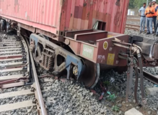 बड़ा रेल हादसा : मालगाड़ी पटरी से उतरी, दो हिस्सों में बंटी ट्रेन