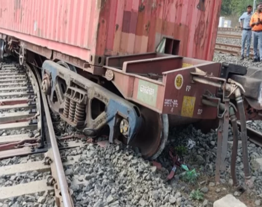 बड़ा रेल हादसा : मालगाड़ी पटरी से उतरी, दो हिस्सों में बंटी ट्रेन